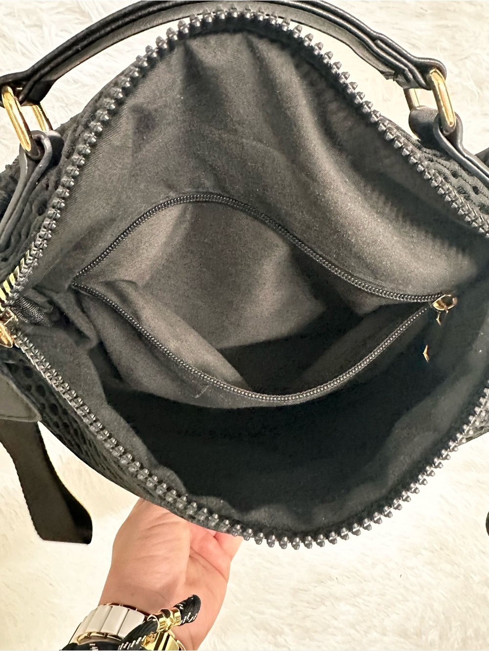 NWOT Black Textured Shoulder/Crossbody Bag With Chunky Gold Hardware - Picture 6 of 6